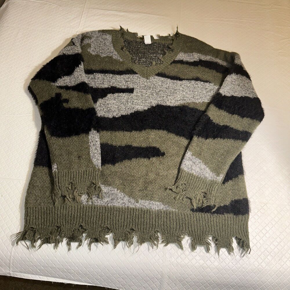 CY Fashion Distressed‎ Camo Sweater Small Cozy Pullover